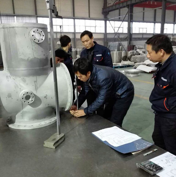 客戶(hù)對GIS殼體加工尺寸進(jìn)行檢測。